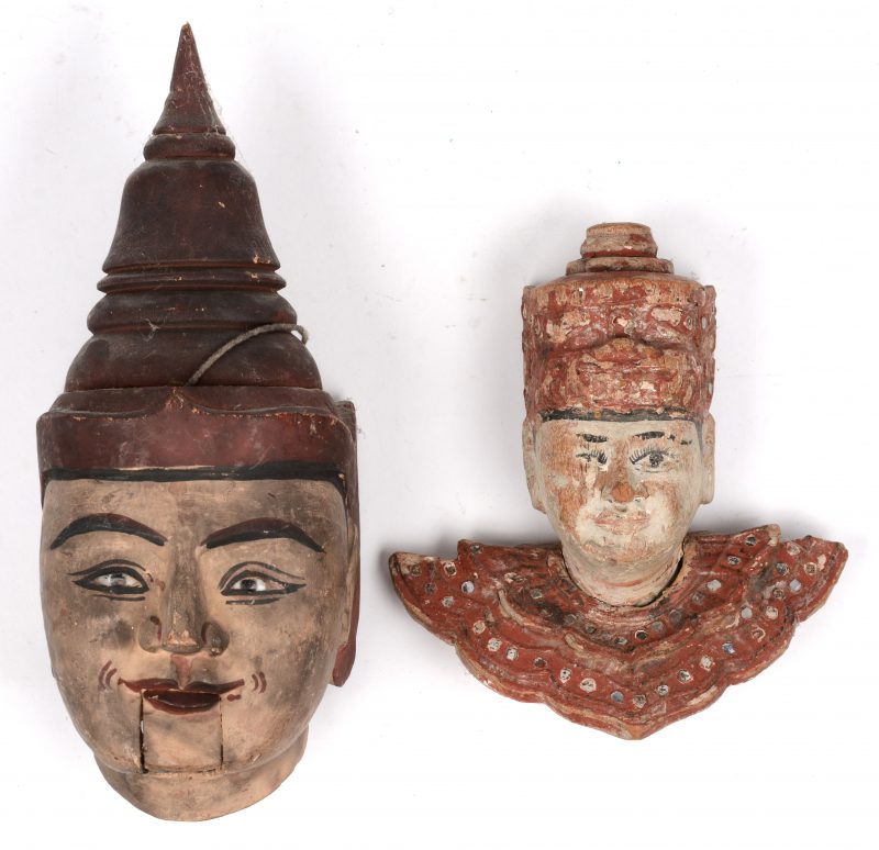 Twee Indonesische gepolychromeerd houten hoofden, waarbij één poppenhoofd met beweegbare mond.