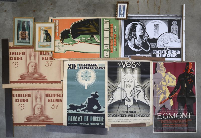 Een lot van tien affiches waaronder: Twee ingelijste posters van de ijzerbedevaart uit 1938 en 1939 (29 x 19 cm), Een affiche van de Guldensporenviering van de stad Antwerpen uit 1953, een affiche van de ijzerbedevaart uit 1931 ( 90 x 65 cm), een affiche van VZW VOS uit 1938, een grote affiche van de ijzerbedevaart uit 1938 en een kopie van Merksem Kleine kermis 1938, twee affiches  van Merksem kermis uit 1937 en een kleine affiche van de ijzerbedevaart uit 1940.