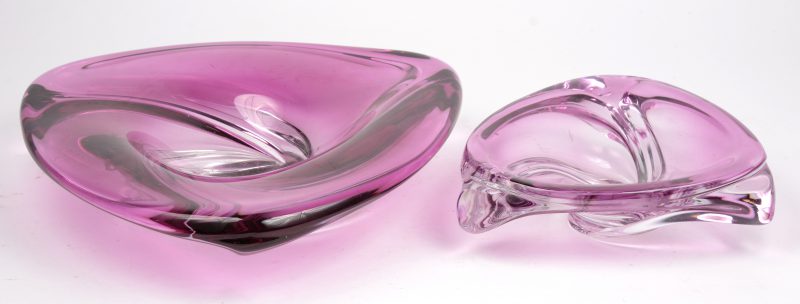 Een grote en een kleine designcoupe van roze kristal omstreeks 1960. Onderaan gemerkt. Minuscule schilfers onderaan de voet.