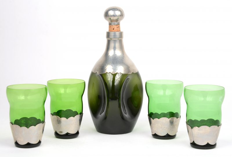 Een groen glazen karaf met vier bijpassende glazen, allen met tinnen monturen.
