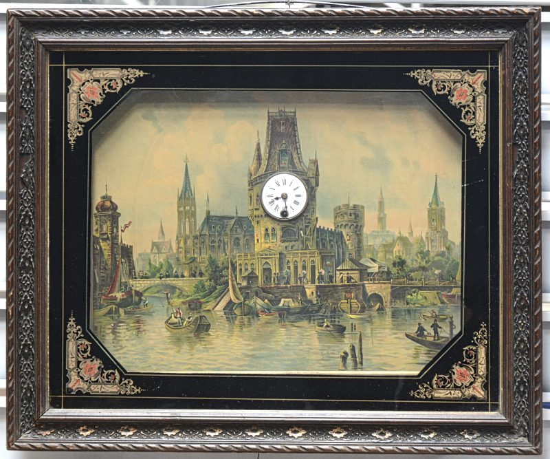 Een wandklok in houten kast met een reproductie van een stadszicht, het uurwerk verwerkt in een toren. Achter glas.