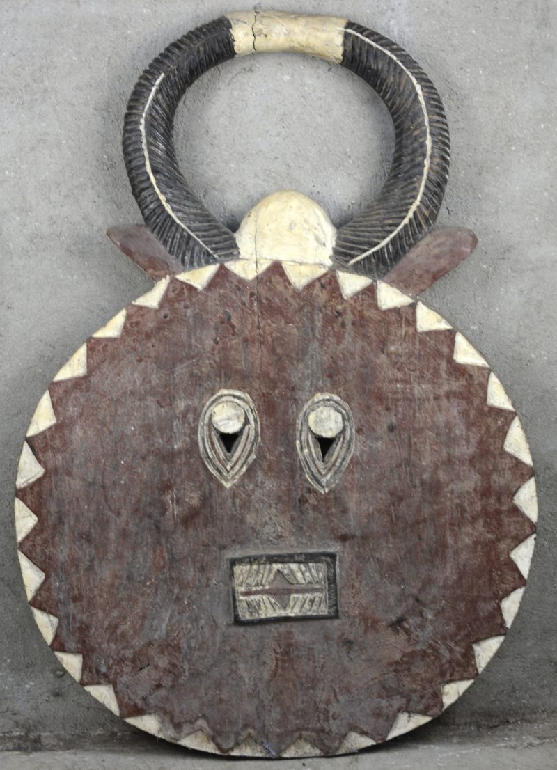 Een gepolychromeerd houten dierenmasker. Burkina Faso.