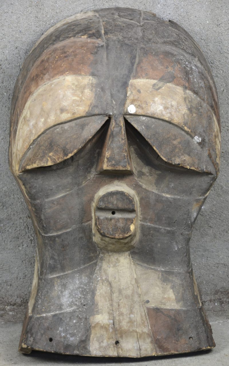 Een gepolychromeerd houten masker. Centraal Afrika. Schade onderaan.