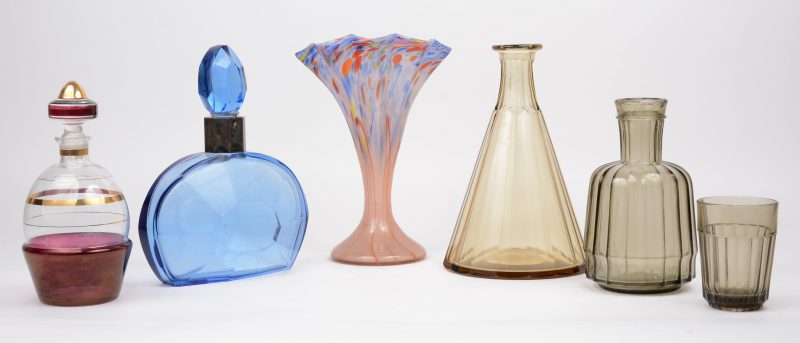 Een lot glaswerk, bestaande uit een rookgrijze karaf met beker, een rookgrijze kristallen karaf, een Booms glazen karafje, een blauwe karaf met verzilverd halsmontuur en meerkleurig Italiaans vaasje.
