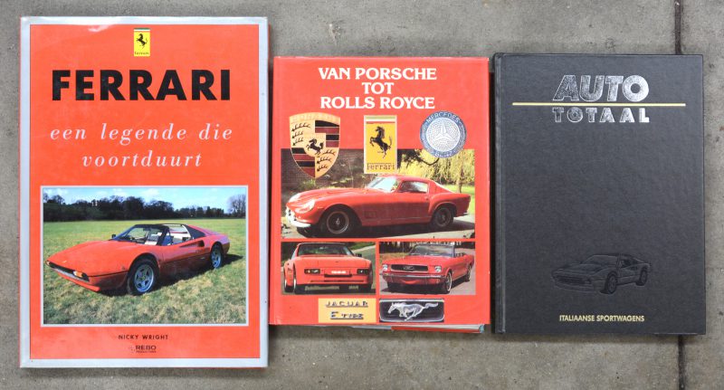 Een lot van drie boeken met betrekking tot sportwagens.