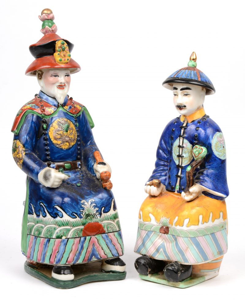 Twee zittende figuren van meerkleurig Chinees porselein, waarbij één mt ruyi en één met pijp.