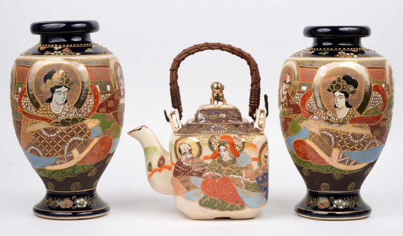 Een lot Satsuma-aardewerk, bestaande uit twee eironde vaasjes en een theepot.