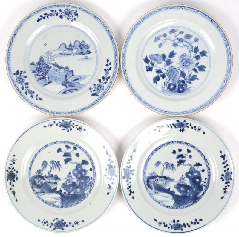 Vier diverse borden van blauw en wit porselein. China, tijdperk Qinglong.