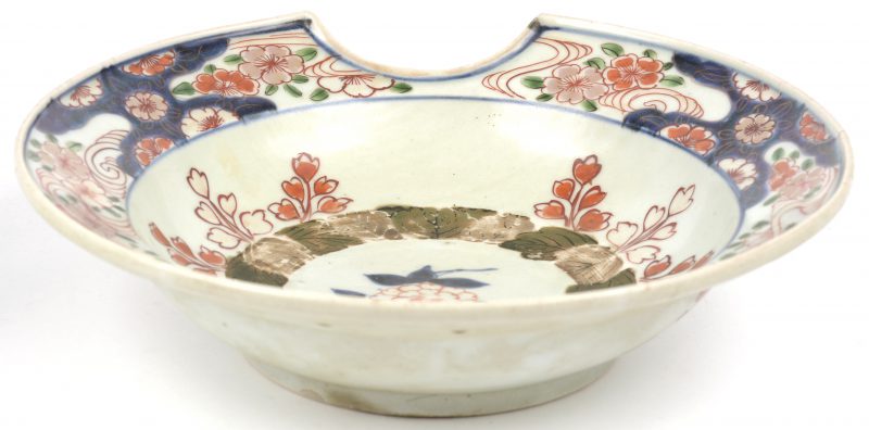 Een scheerbekken van veelkleurig porselein. Imari, omstreeks 1900.
