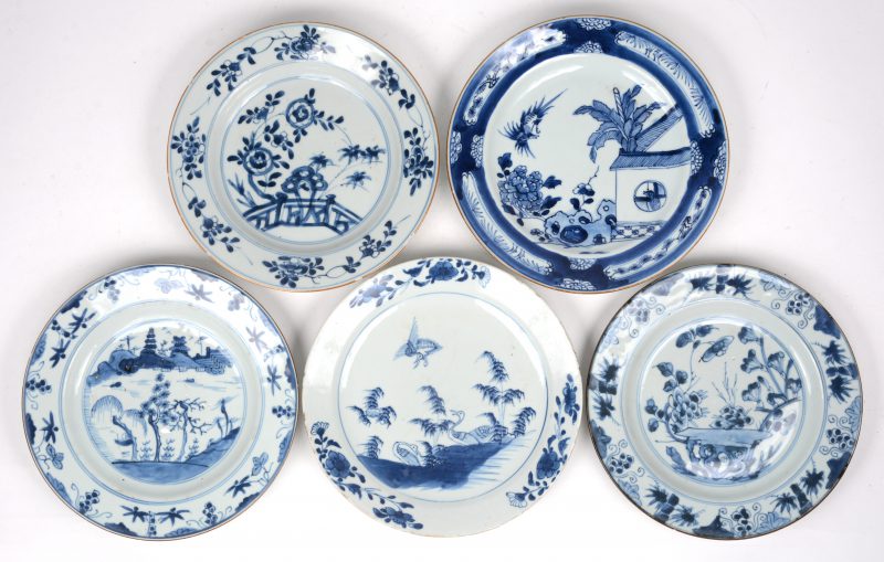 Vijf diverse borden van blauw en wit Chinees porselein. Verschillende tuindecors sommige met vogels. XVIIIde eeuw. Eén met haarbarst, een tweetal kleine randschilfers.