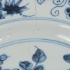 Vijf diverse borden van blauw en wit Chinees porselein. Verschillende tuindecors sommige met vogels. XVIIIde eeuw. Eén met haarbarst, een tweetal kleine randschilfers.