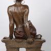 “Zittende slavenmeisje met ontblote borst”. Een meerkleurig gepatineerde bronzen groep. Postume geut door Jean Blot. Gesigneerd.