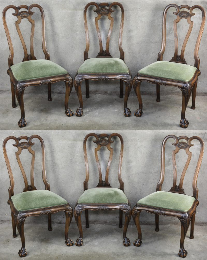 Een reeks van zes stoelen in Chippendalestijl met groen fluwelen zittingen.