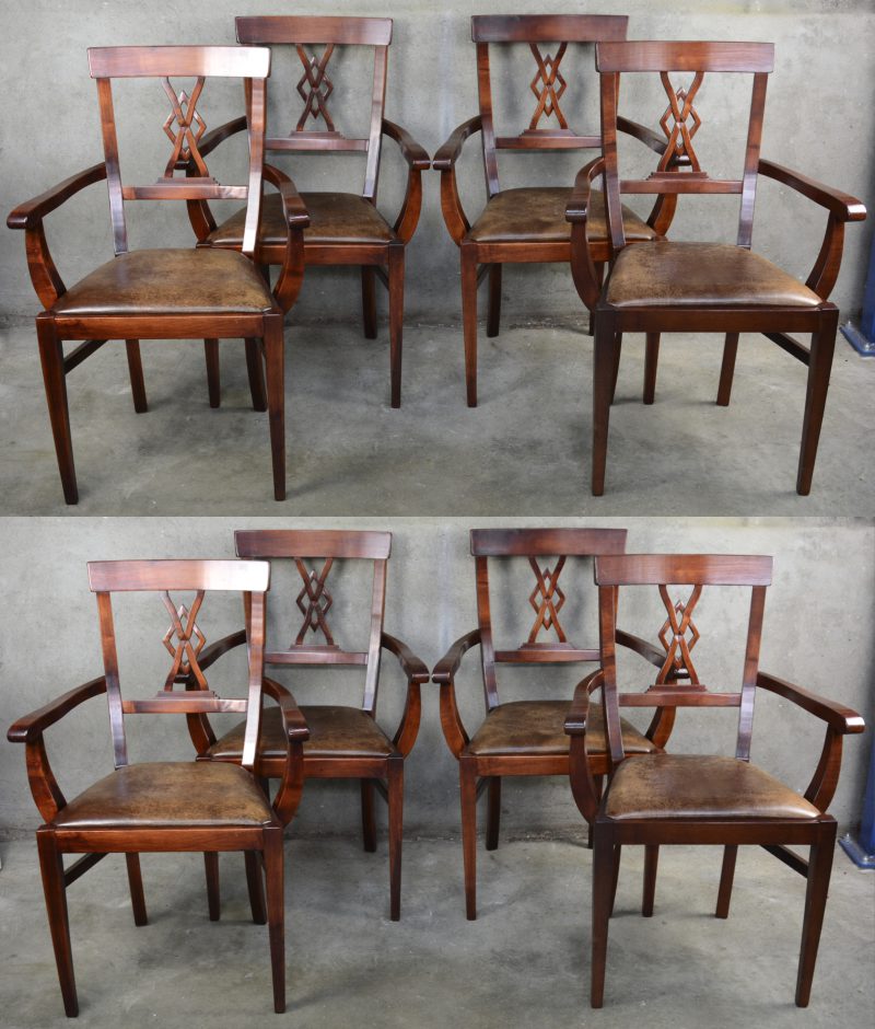 Een reeks van acht Engelse mahoniehouten stoelen met lederen zittingen.