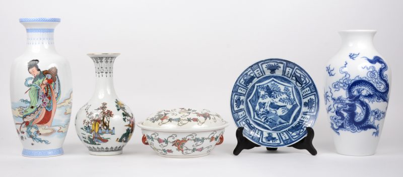 Een lot Chinees porselein, bestaande uit drie verschillende recente vazen, een schotel met deksel en een bord naar Wan Li voorbeeld.