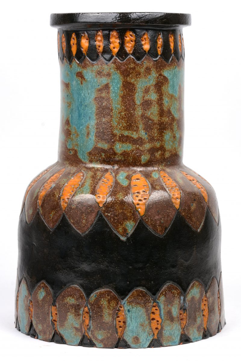 Een vaas van meerkleurig geglazuurd aardewerk.