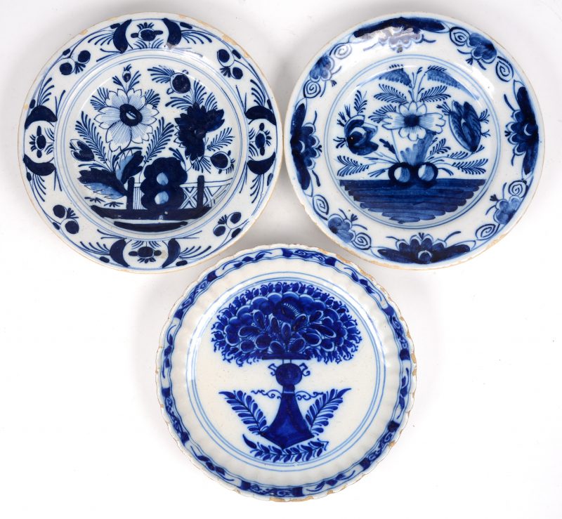 Drie borden van blauw en wit Hollands aardewerk. XIXe eeuw.