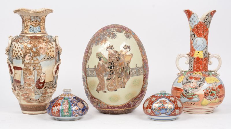Een lot Japans aardewerk, bestaande uit twee vaasjes en een ei. We voegen er twee kleine Chinees porseleinen vaasjes met Japans decor aan toe.