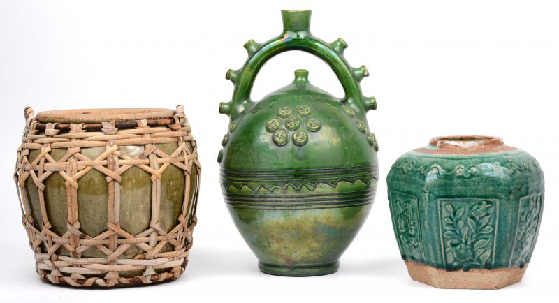 Drie stuks Aziatisch aardewerk et groen glazuur, bestaande uit een gemberpot zonder deksel, een pot en een merkwaardige vaas.
