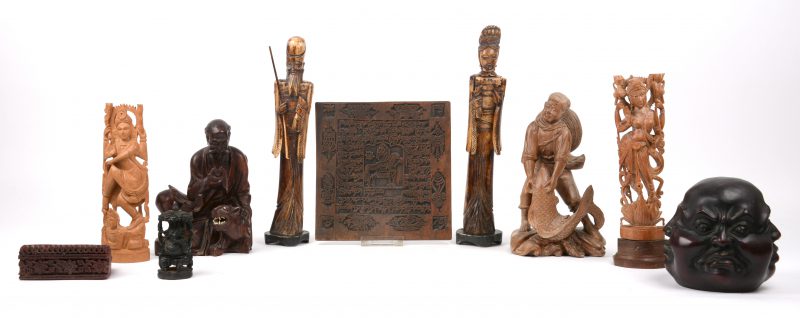 Een lot Aziatsisch snijwerk van hout en been, waaronder beeldjes en twee stempels.