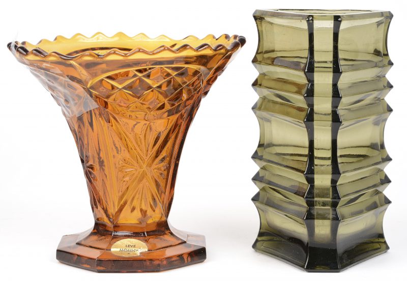 Een picque-fleurs van amberkleurig glas en een driehoekige vaas van olijfgroen glas. Respectievelijk Belgisch en Boheems.