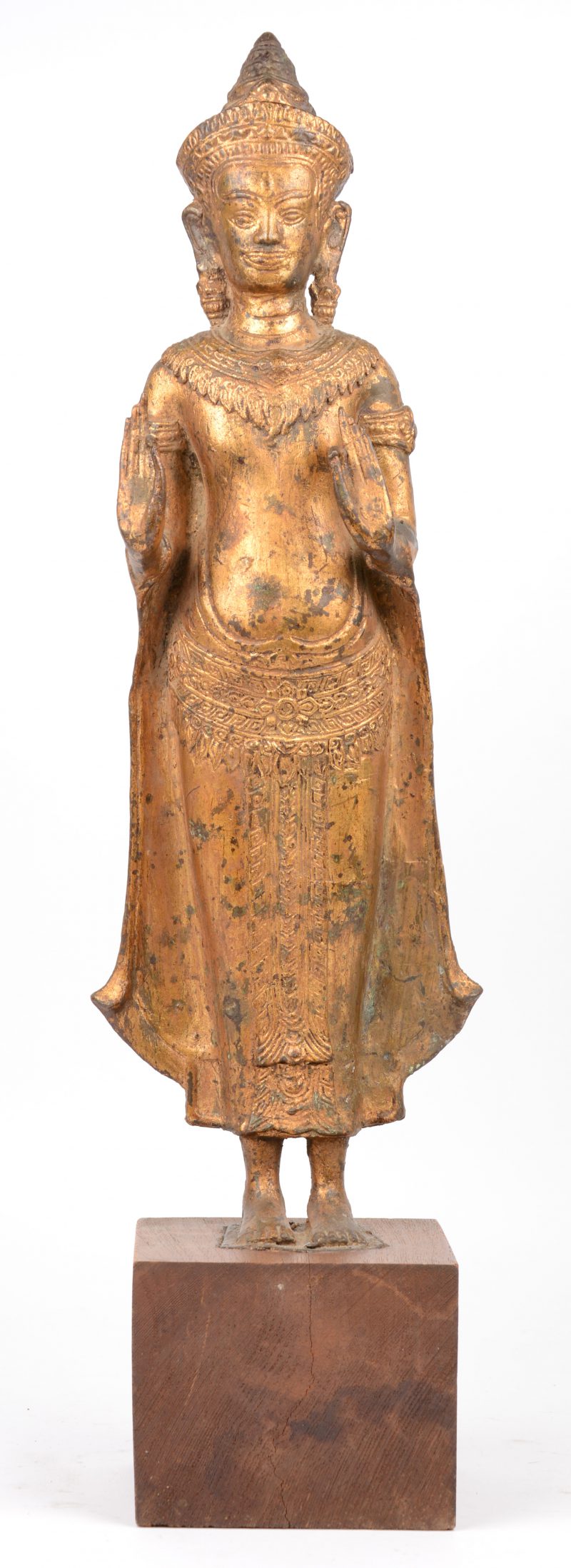 Een staande verguld bronzen Boeddha op houten voetstuk.