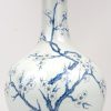 Een Chinees porseleinen buikvaas met blauw-wit decor van bloesems, gemonteerd als lampvoet.