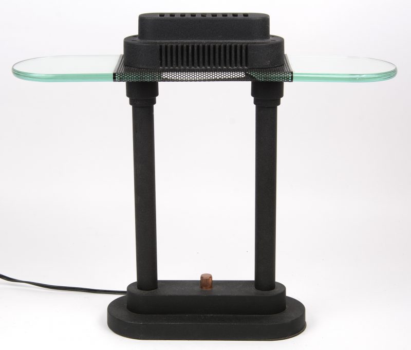 Een design bureaulamp van zwart metaal en glas. Model ‘Memphis’ door Robert Sonneman & George Kovacs.