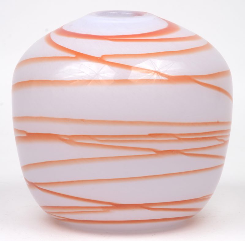 Een vaas van Muranoglas met oranje swirl op witte fond. Toegeschreven aan Carlo Scarpa. Restant van een sigatuur.