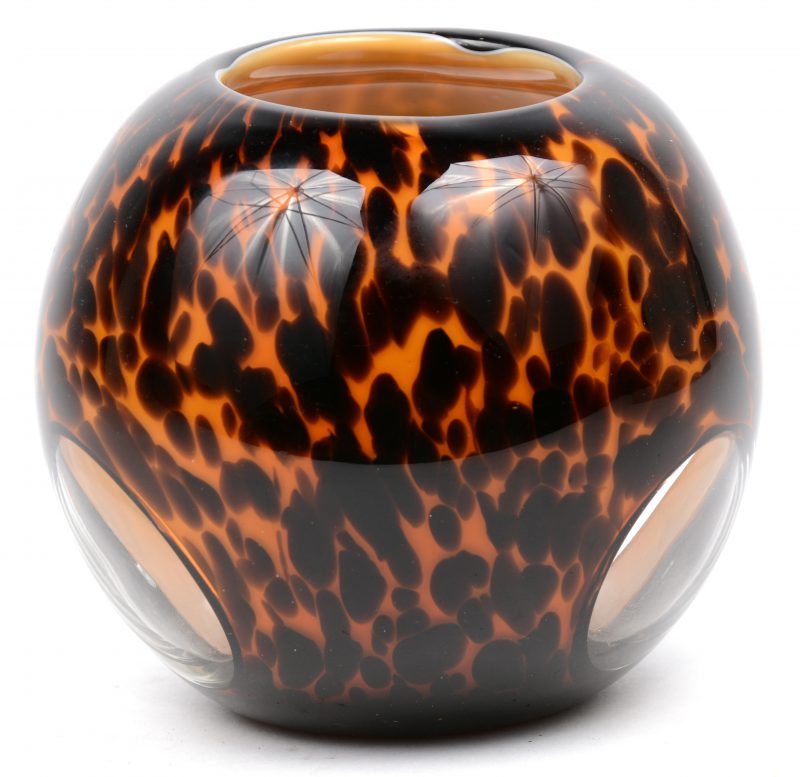 Een bol vaasje van meerkleurig Muranoglas.