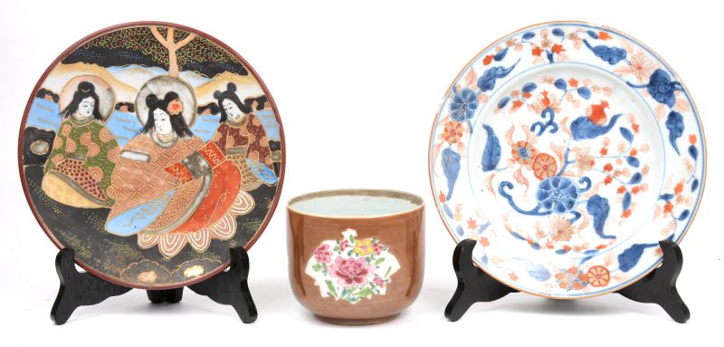 Een lot van drie stuks Aziatica, bestaande uit een sierbord van Satsuma-aardewerk, een antiek porseleinen bord met Imaridecor en een Chinees porseleinen potje met meerkleurig decor van pioenen op achtergrond van capucineglazuur.