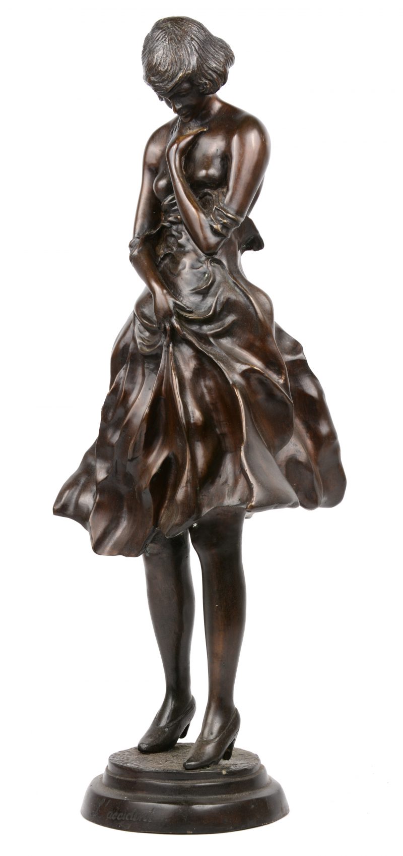 “L’accident”. Een bronzen beeld van een vrouw met hoge hakken en een jurk.