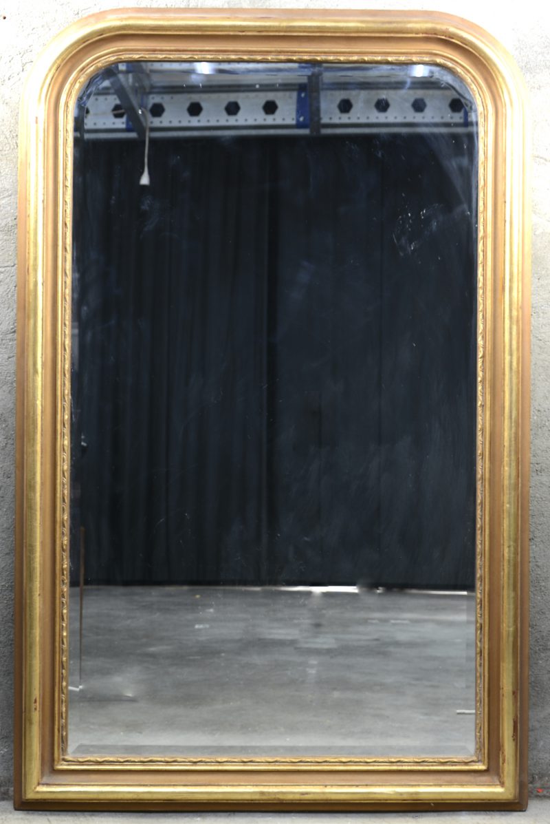 Een vergulden houten spiegel in louis-phillippestijl.