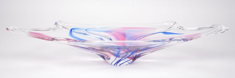 Een gegoten kristallen coupe, met blauwe en paarse slierten gekleurd.