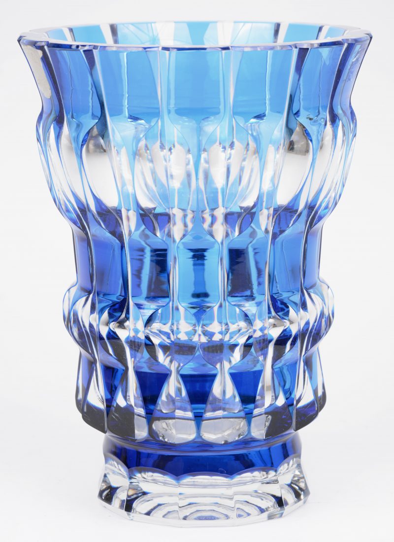 Een vaas van blauw gedubbeld en geslepen kristal. Gemerkt.