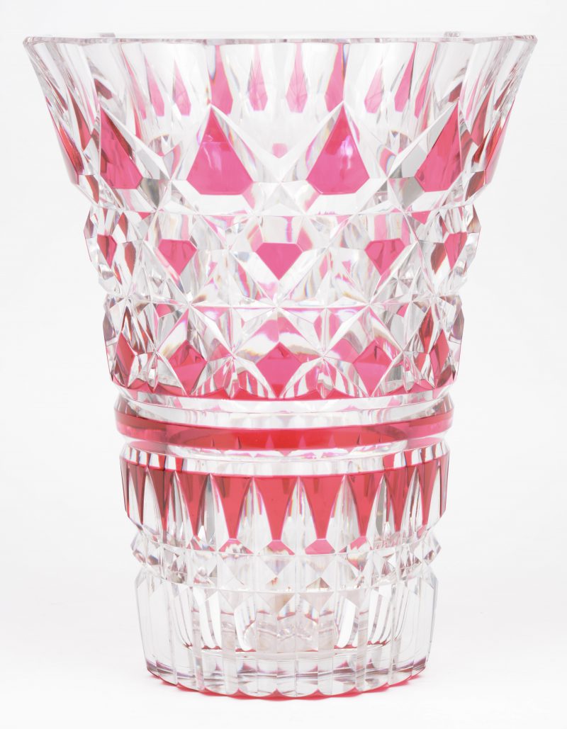 Een vaas van rood gedubbeld en geslepen kristal. Gemerkt en ‘P.U.’ (Pièce unique).