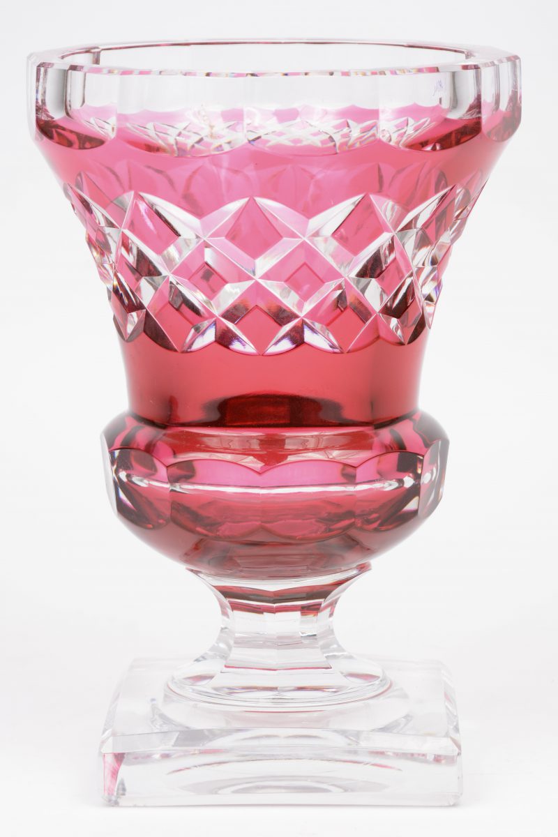 “Een vaas op voet van rood gedubbeld en geslepen kristal. Gemerkt.