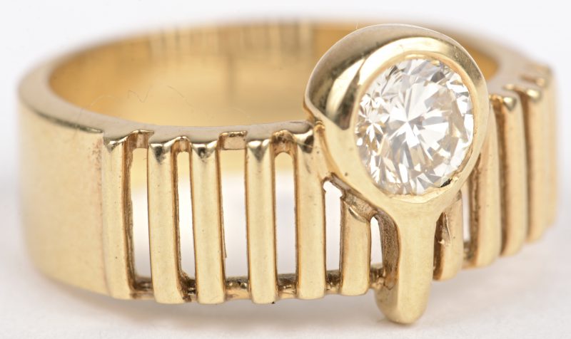 Een 18 K geelgouden ring bezet met een solitaire van 0,60 ct.