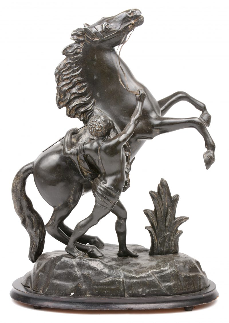 “De paardenmenner”. Een beeld van kunstbrons naar “Les chevaux de Marly van Coustou.