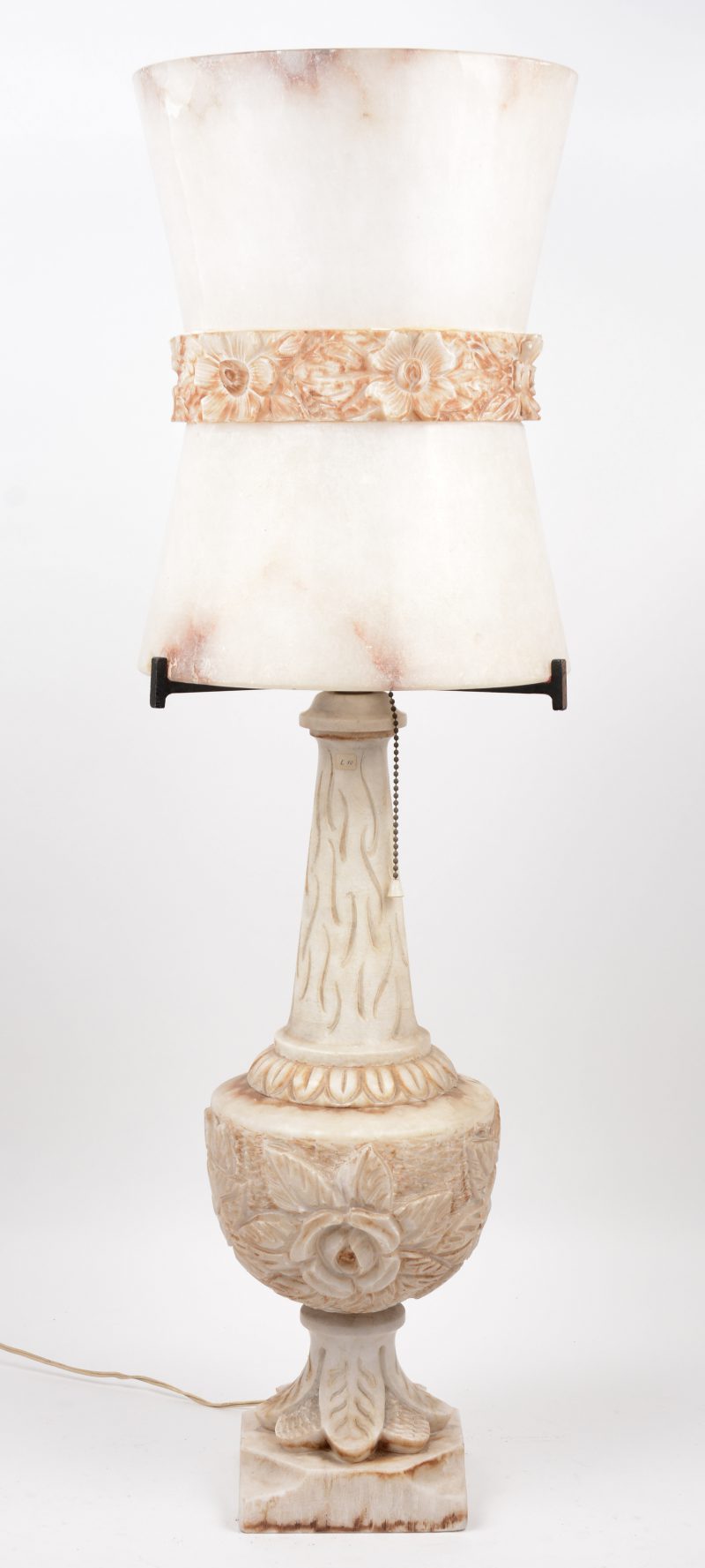 Een gesculpteerde albasten lampvoet met albasten lampenkap.
