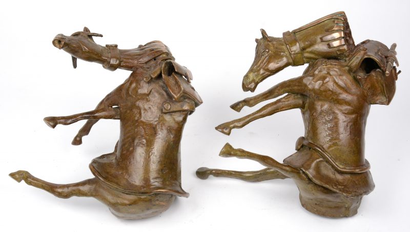 “Chavalerie”. Twee bronzen paarden.
