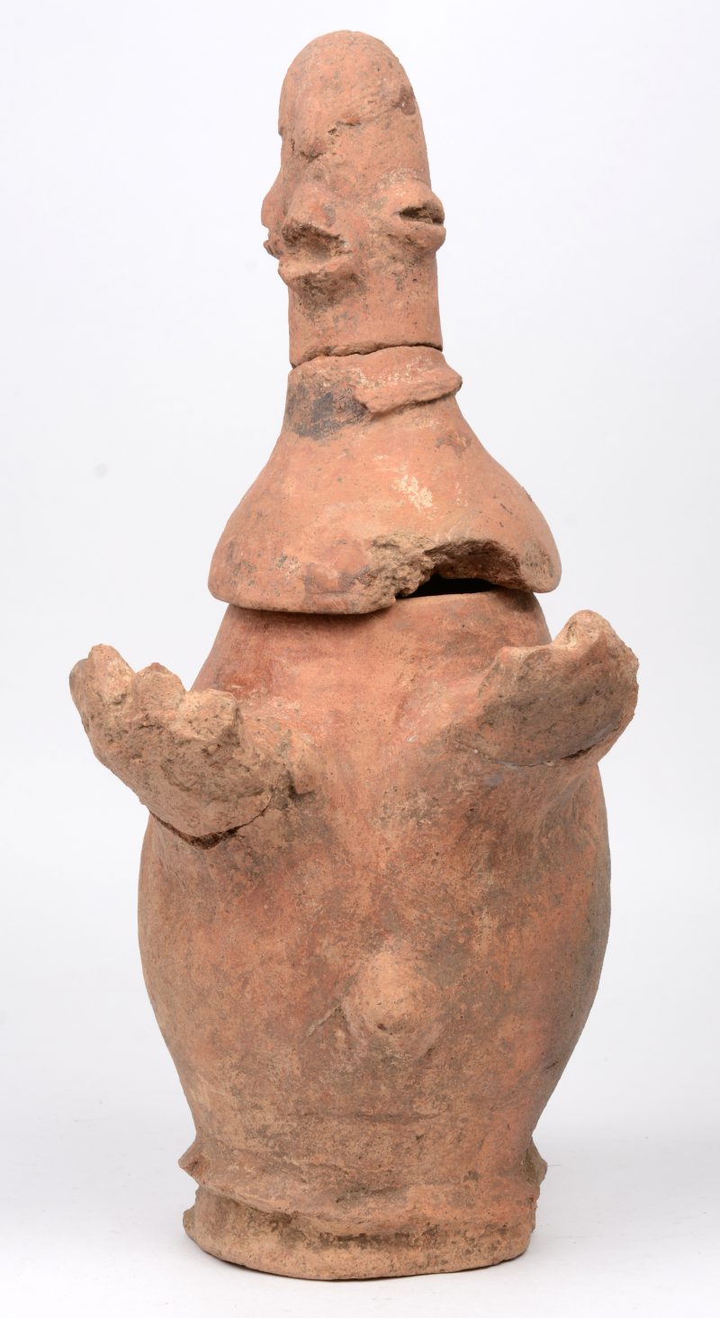 Een aardewerken pot met deksel afkomstig van opgravingen in Ghana. 16e eeuws.