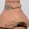Een aardewerken pot met deksel afkomstig van opgravingen in Ghana. 16e eeuws.