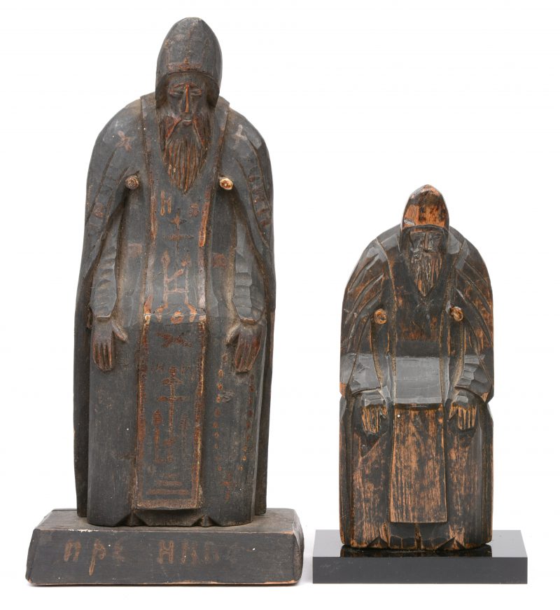 Twee houten sculpturen van monikken.