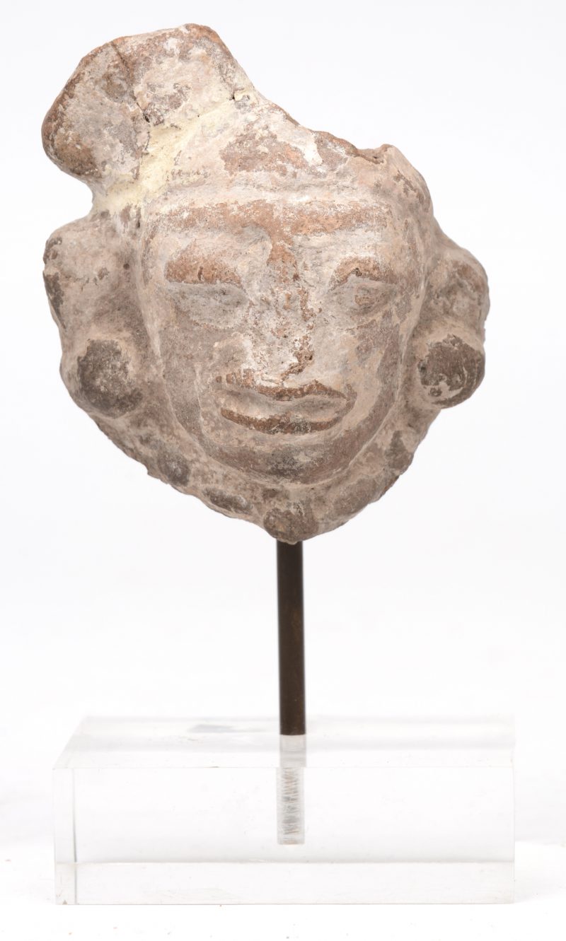 Een precolumbiaans stenen beeldje in de vorm van een hoofd.