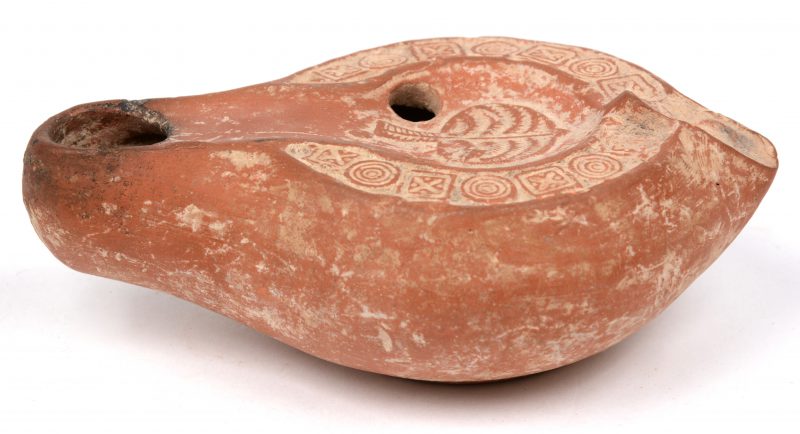 Een oud romeinse aardewerken olielamp afkomstig uit noord afrika. Oortje afgbroken.