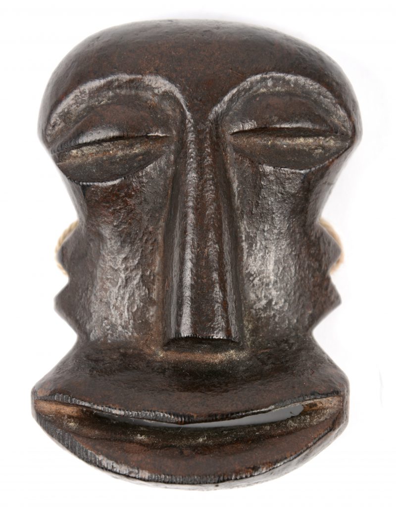 “Een paspoort maskertje”. Een houten hoofdje afkomstig van Congo.