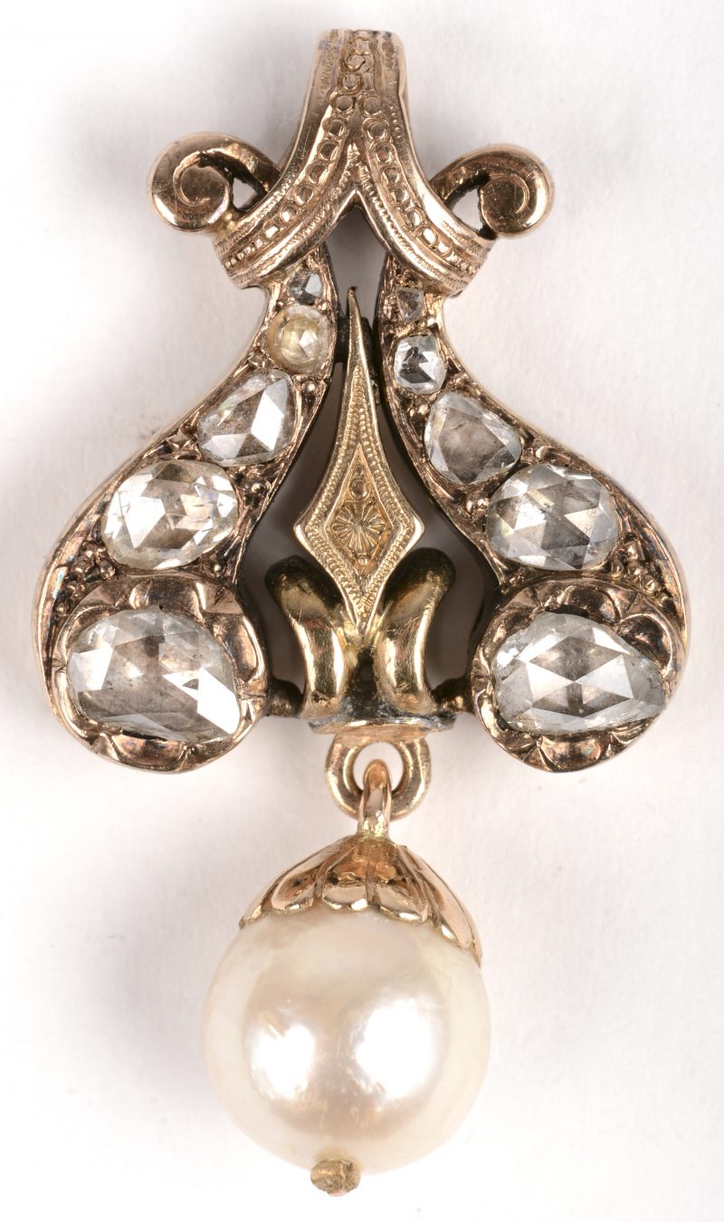 Een 18 K geelgouden hanger bezet met diamanten oude slijp met een gezamenlijk gewicht van +- 1,20 ct. en een parel. Eind 19de eeuw.