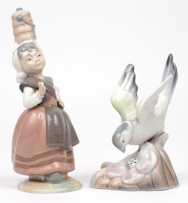 “Meisje met mand op het hoofd” & “Vogeltje met bloem”. Twee groepjes van meerkleurig Spaans porselein. Onderaan gemerkt van Casades & Porcegama.