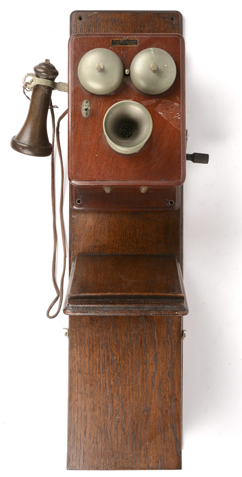 Een oude wandtelefoon.